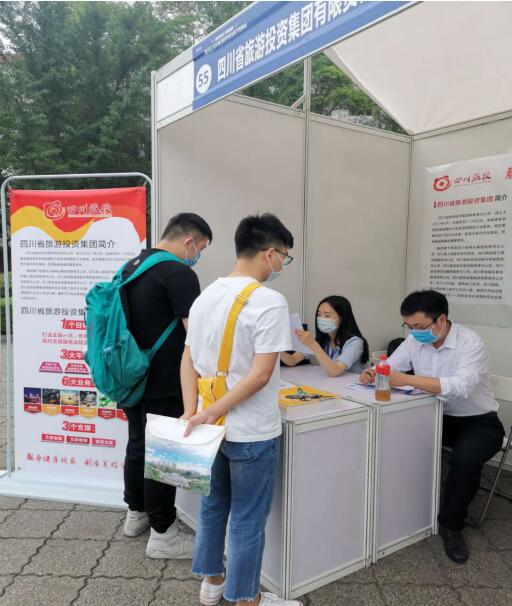 尊龙凯时人生就是搏集团前往西华大学举行校园招聘活动