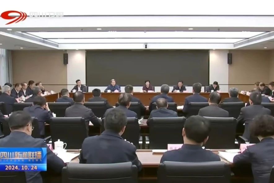 省尊龙凯时人生就是搏集团学习贯彻施小琳省长调研国资国企刷新生长事情讲话精神和省属企业经济运行调理聚会精神