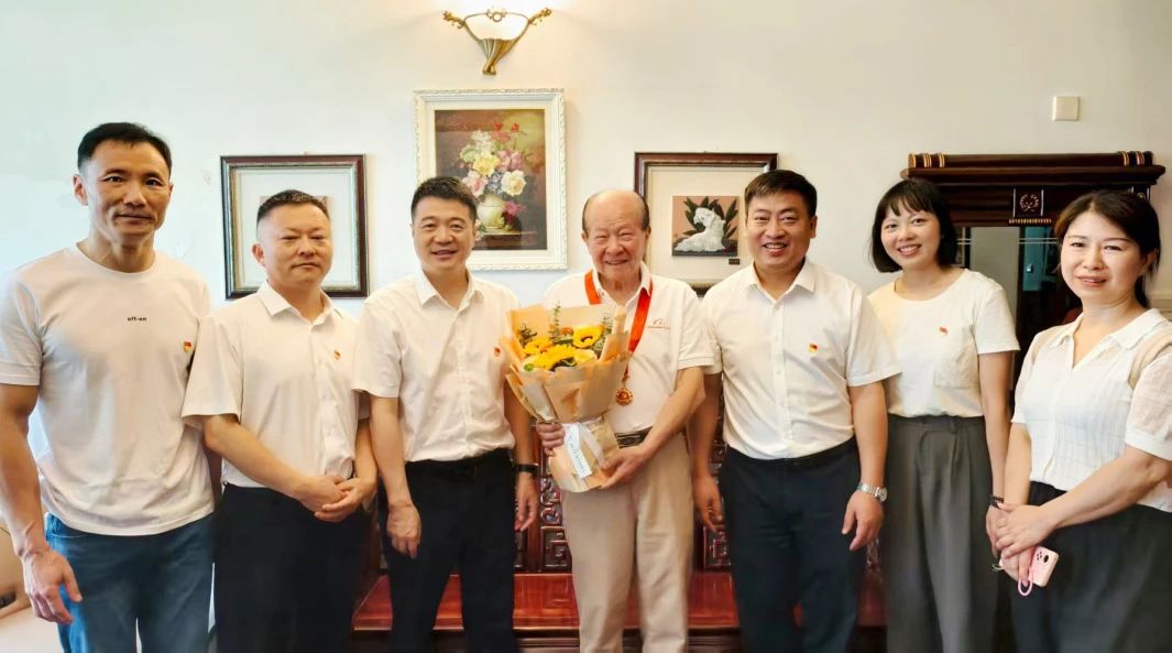 省尊龙凯时人生就是搏集团党委走访慰问老党员 揭晓“庆幸在党50年”纪念章并送上节日问候
